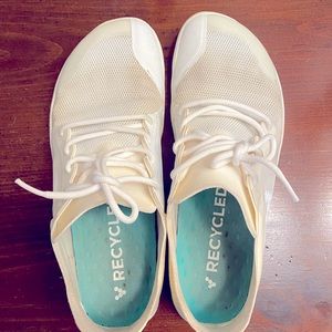 Vivo barefoot women’s Primus Lite size 9